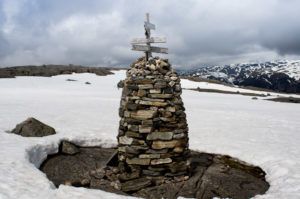 Wegweiser - Wandern in Schnee und Kälte - optimales Einsatzgebiet für beheizbare Handschuhe und beheizbare Kleidung